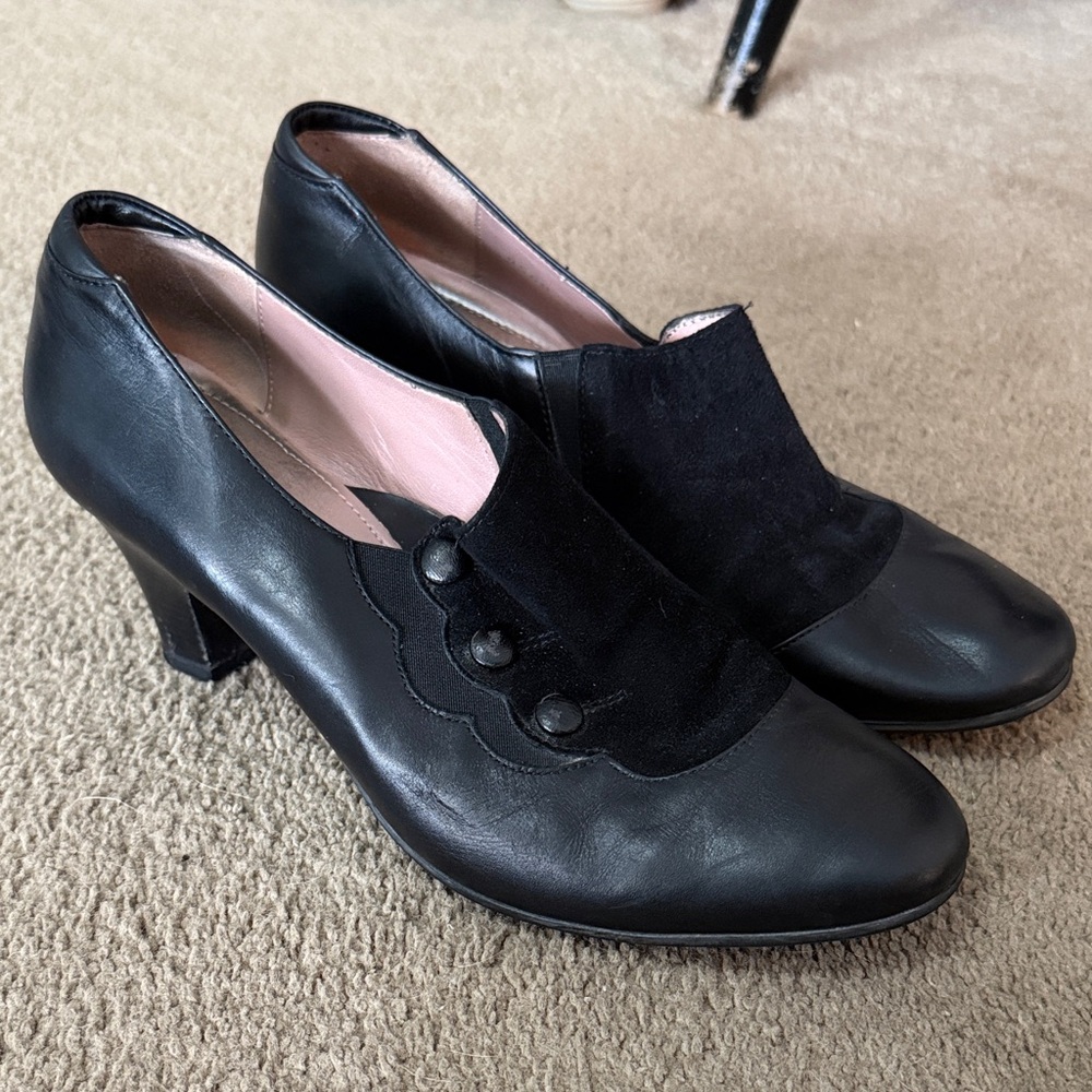 BeautiFeel Black Leather Heels with Button Detail